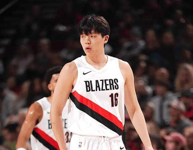 杨瀚森半场连打10分钟！防守+体能蜕变，组织亮眼，对史密斯不虚