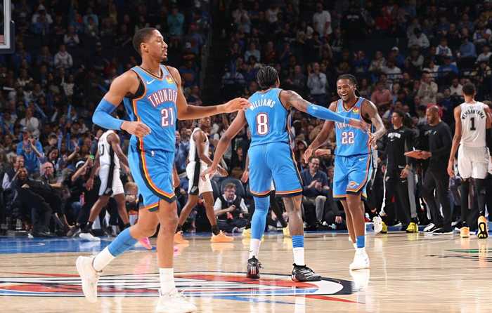 雷霆复仇马刺避免被四杀！亚历山大连续111场20+ 两次侵犯文班引争议